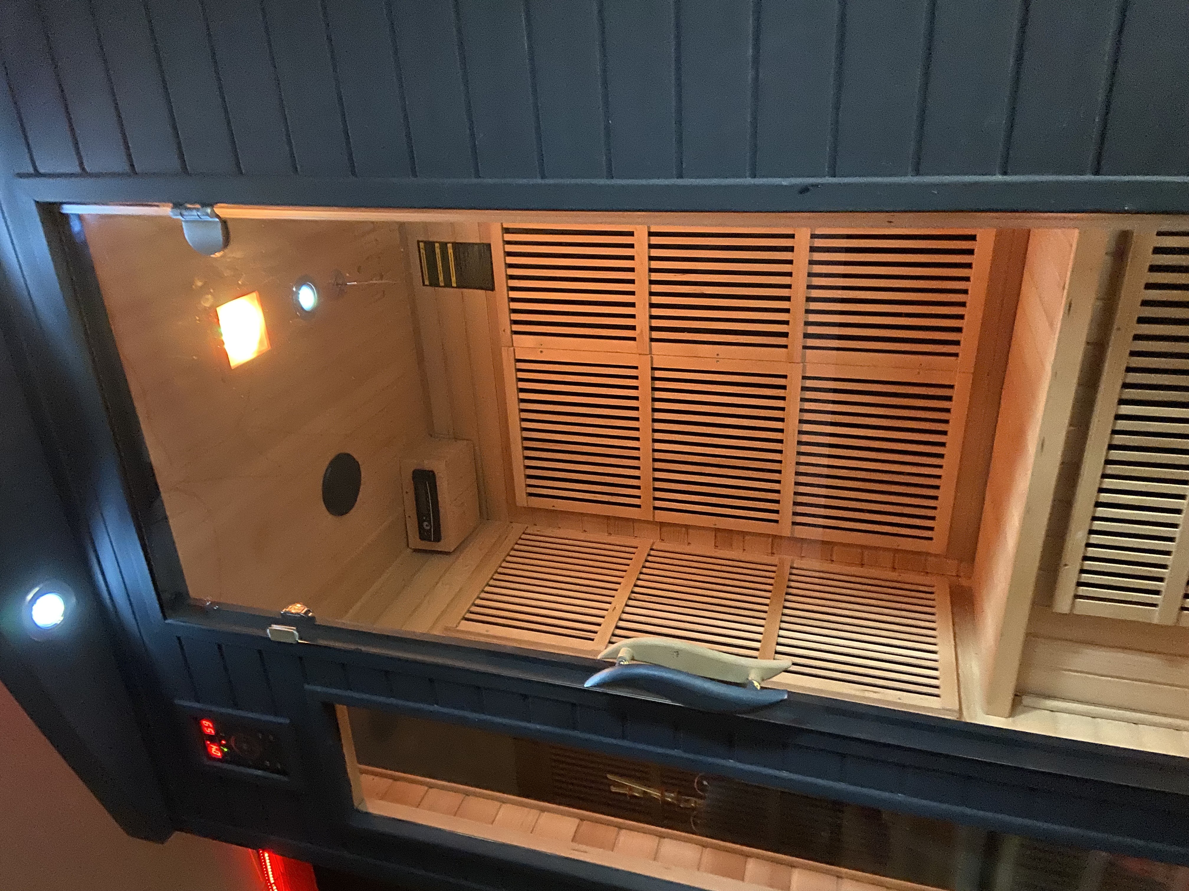 Sauna finlandais avec chromothérapie orange