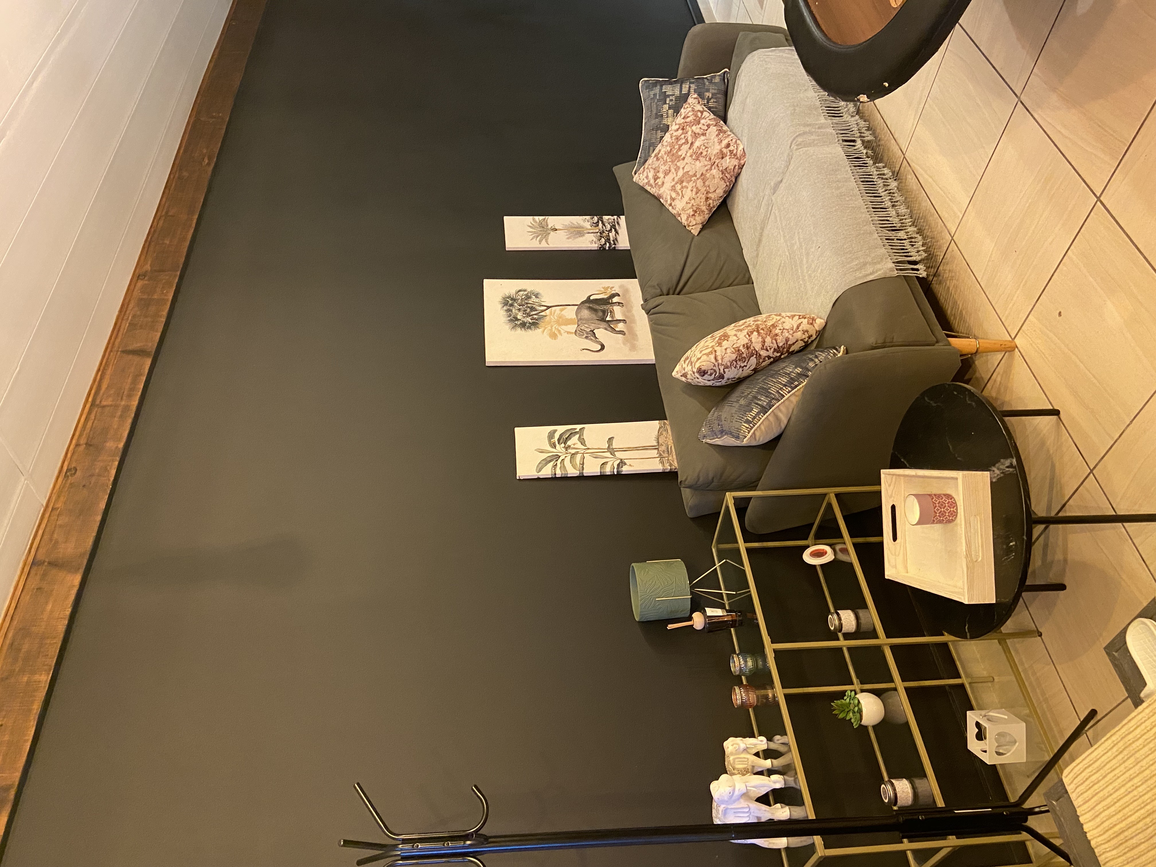 Salon confortable avec canapé et décorations
